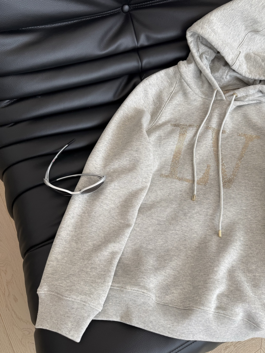 25秋冬新款 字母logo烫钻工艺连帽卫衣 浅花灰色特别百搭 属于耐看的颜色 连帽卫衣真的穿不腻 单穿或