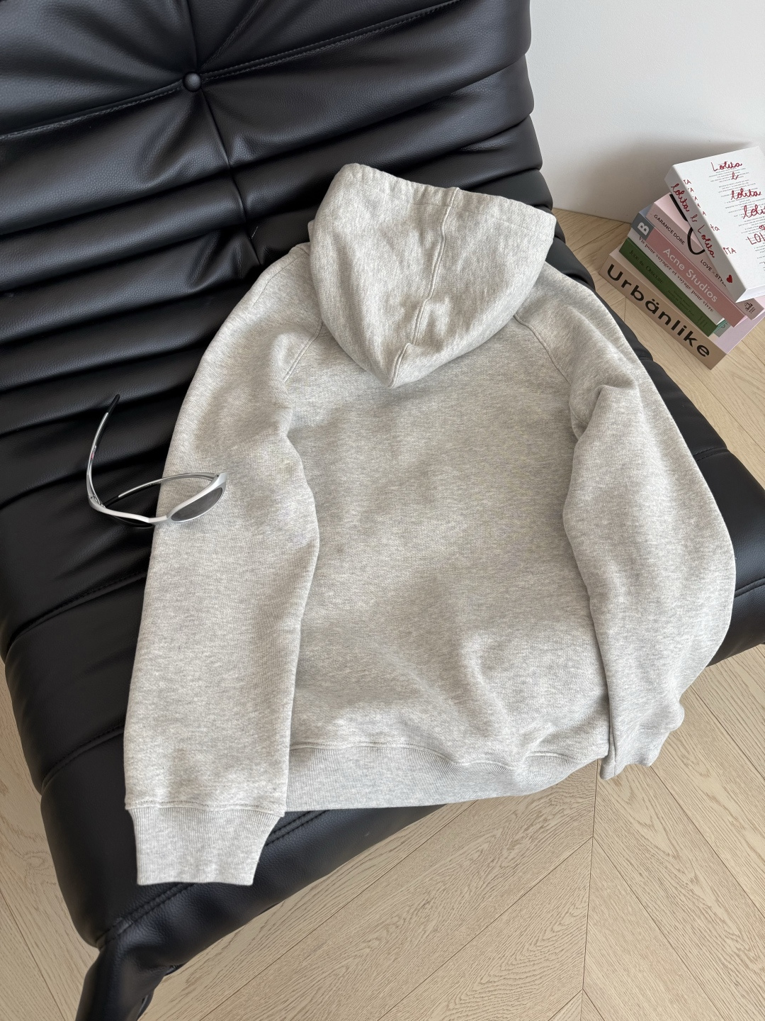 25秋冬新款 字母logo烫钻工艺连帽卫衣 浅花灰色特别百搭 属于耐看的颜色 连帽卫衣真的穿不腻 单穿或