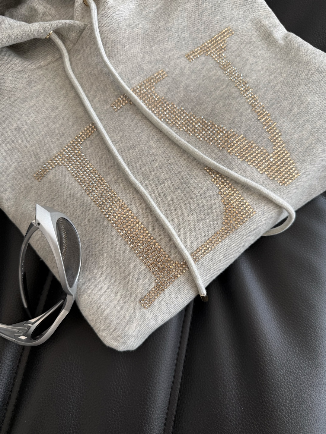 25秋冬新款 字母logo烫钻工艺连帽卫衣 浅花灰色特别百搭 属于耐看的颜色 连帽卫衣真的穿不腻 单穿或