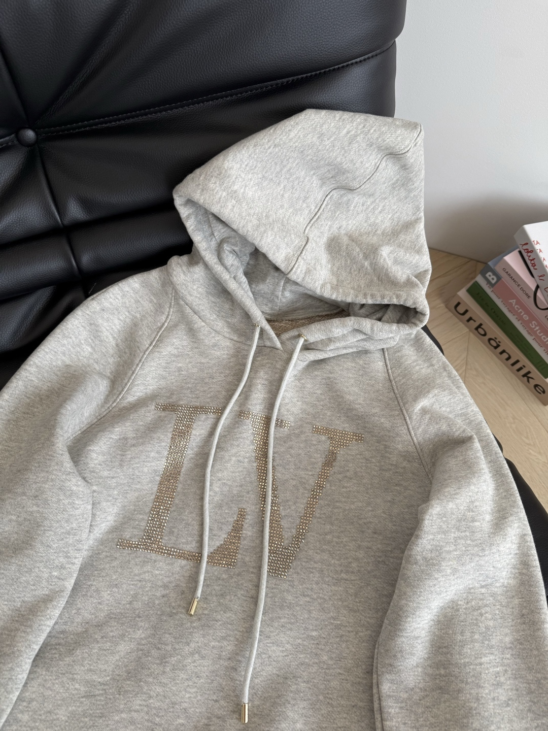 25秋冬新款 字母logo烫钻工艺连帽卫衣 浅花灰色特别百搭 属于耐看的颜色 连帽卫衣真的穿不腻 单穿或