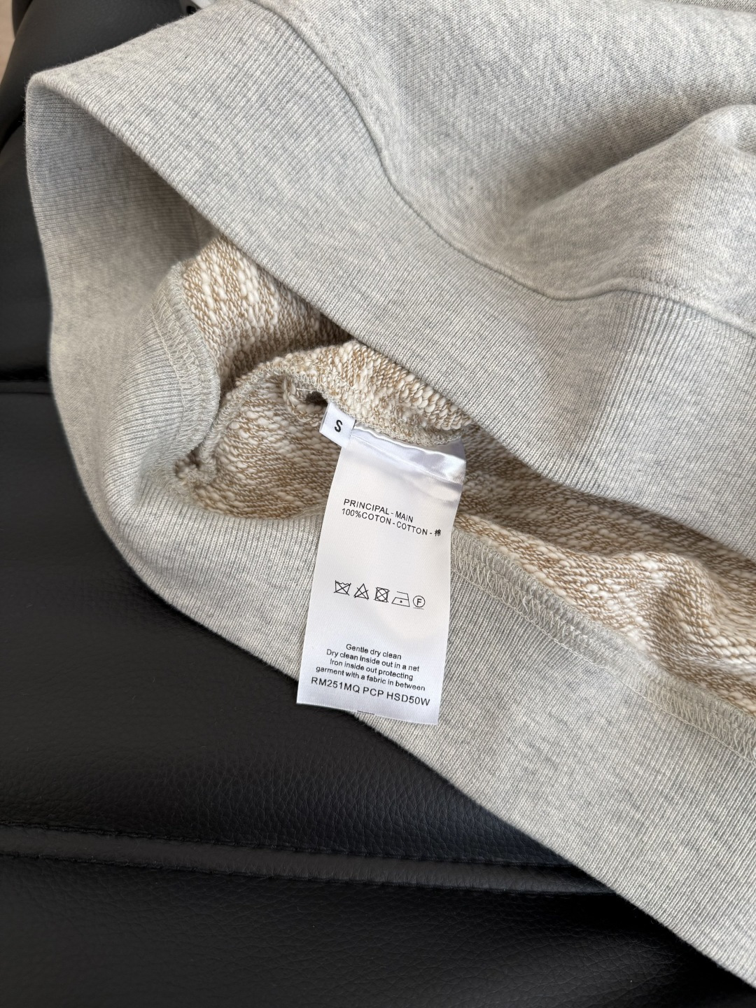 25秋冬新款 字母logo烫钻工艺连帽卫衣 浅花灰色特别百搭 属于耐看的颜色 连帽卫衣真的穿不腻 单穿或
