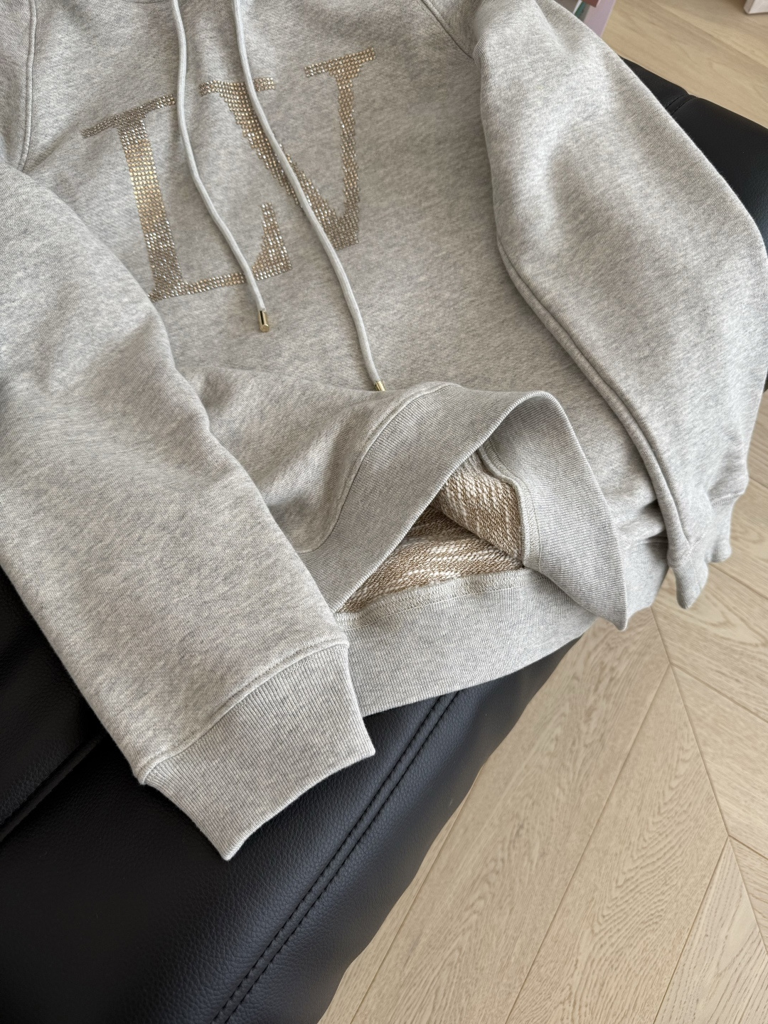 25秋冬新款 字母logo烫钻工艺连帽卫衣 浅花灰色特别百搭 属于耐看的颜色 连帽卫衣真的穿不腻 单穿或