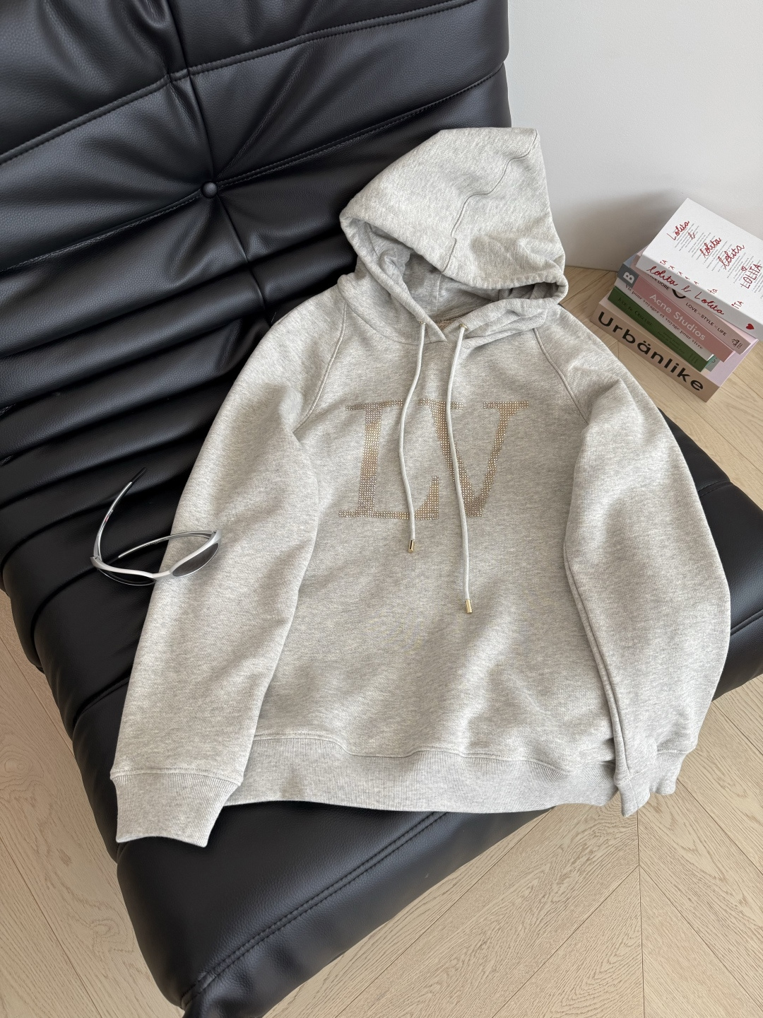 25秋冬新款 字母logo烫钻工艺连帽卫衣 浅花灰色特别百搭 属于耐看的颜色 连帽卫衣真的穿不腻 单穿或