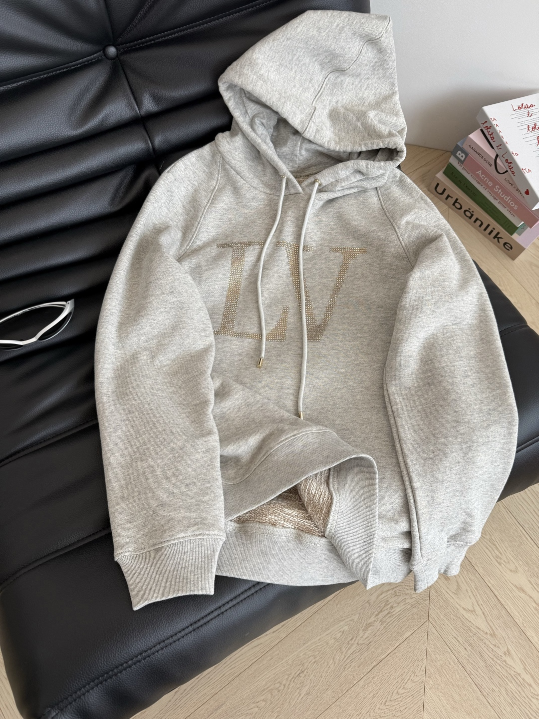 25秋冬新款 字母logo烫钻工艺连帽卫衣 浅花灰色特别百搭 属于耐看的颜色 连帽卫衣真的穿不腻 单穿或