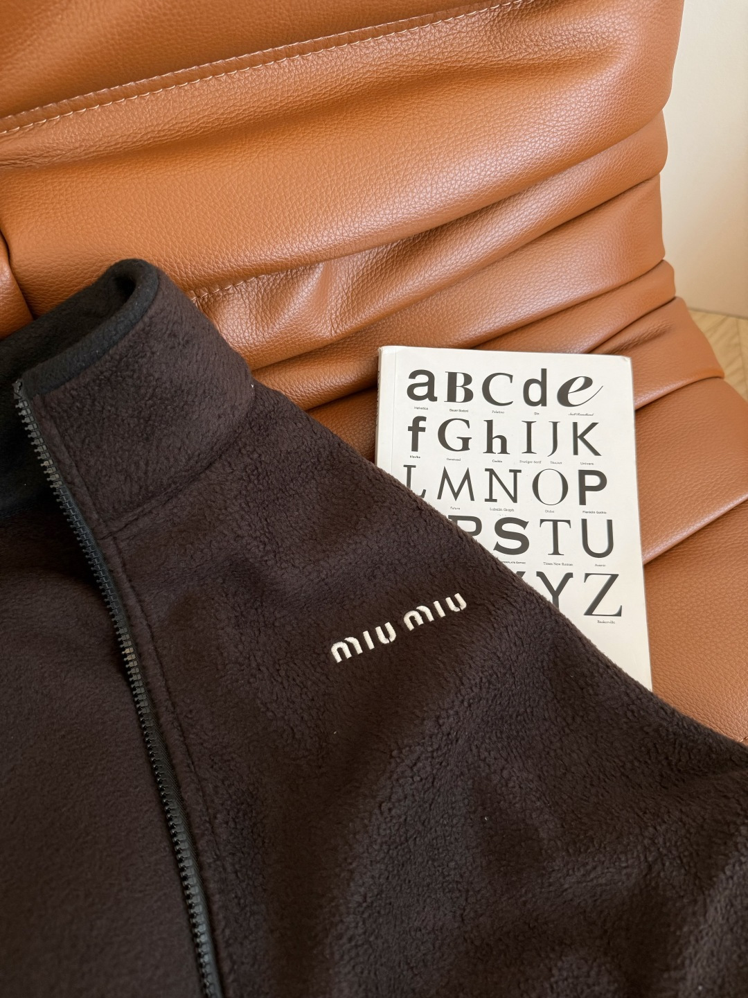 秋冬不能没有摇粒绒 25新款 巧克力色摇粒绒外套 时髦造型必备款 摇粒绒绝对是冬天出镜率最高的 好搭配又