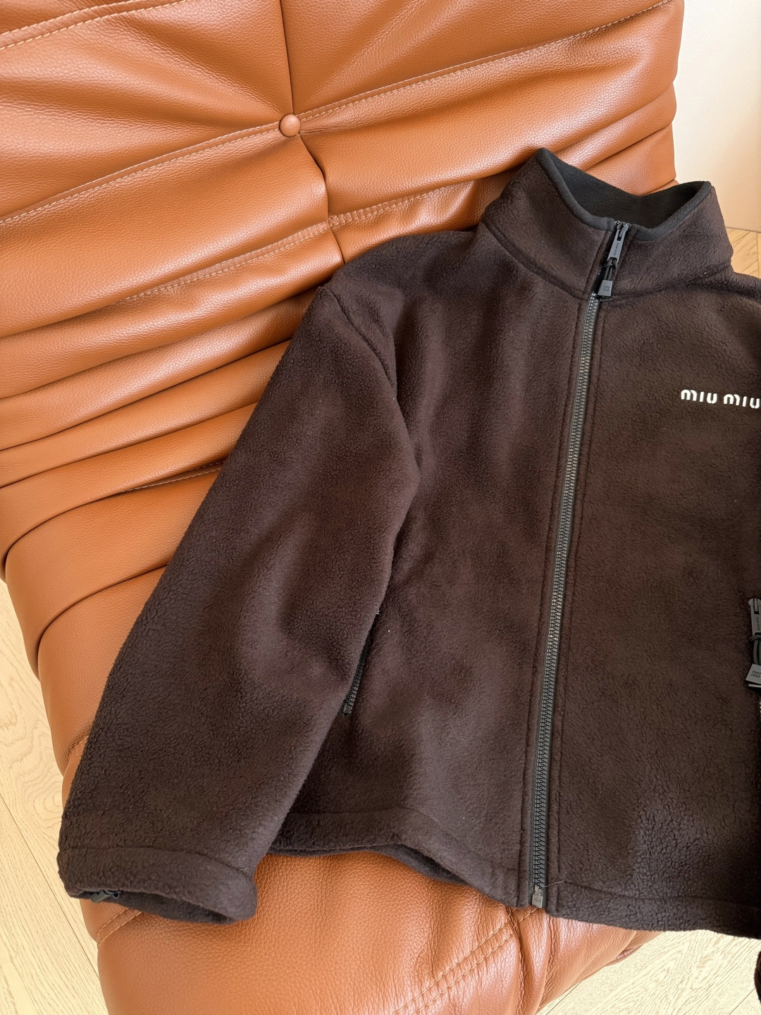 秋冬不能没有摇粒绒 25新款 巧克力色摇粒绒外套 时髦造型必备款 摇粒绒绝对是冬天出镜率最高的 好搭配又