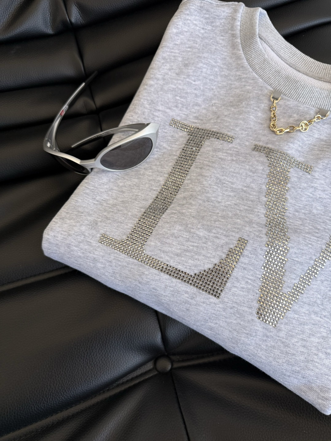 25秋冬新款 字母logo烫钻工艺圆领卫衣 浅花灰色特别百搭 属于耐看的颜色 单穿或者叠穿外套都可以 百