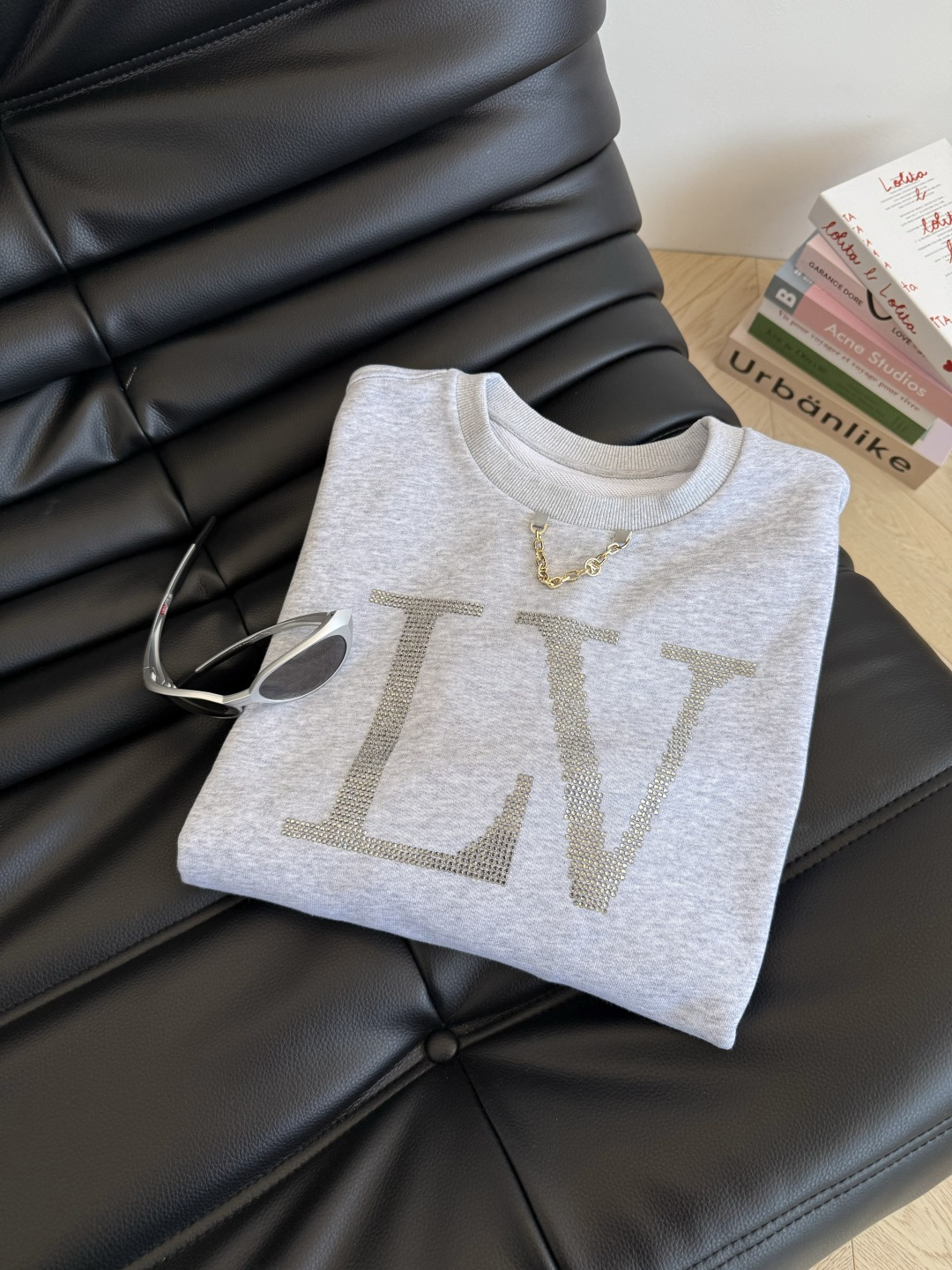 25秋冬新款 字母logo烫钻工艺圆领卫衣 浅花灰色特别百搭 属于耐看的颜色 单穿或者叠穿外套都可以 百