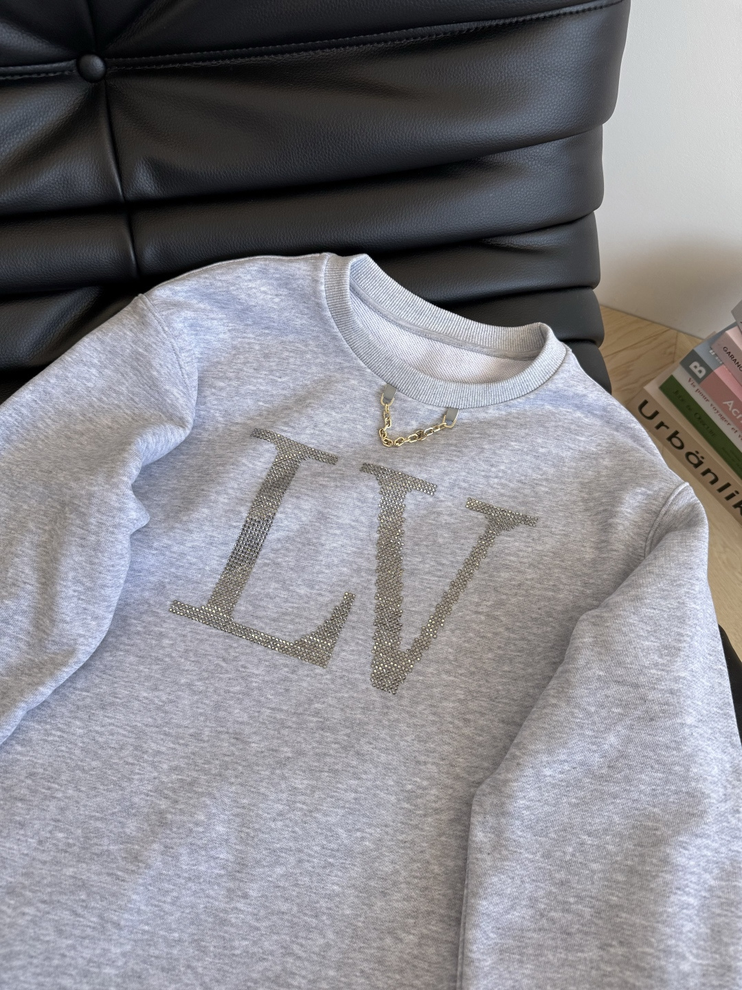 25秋冬新款 字母logo烫钻工艺圆领卫衣 浅花灰色特别百搭 属于耐看的颜色 单穿或者叠穿外套都可以 百