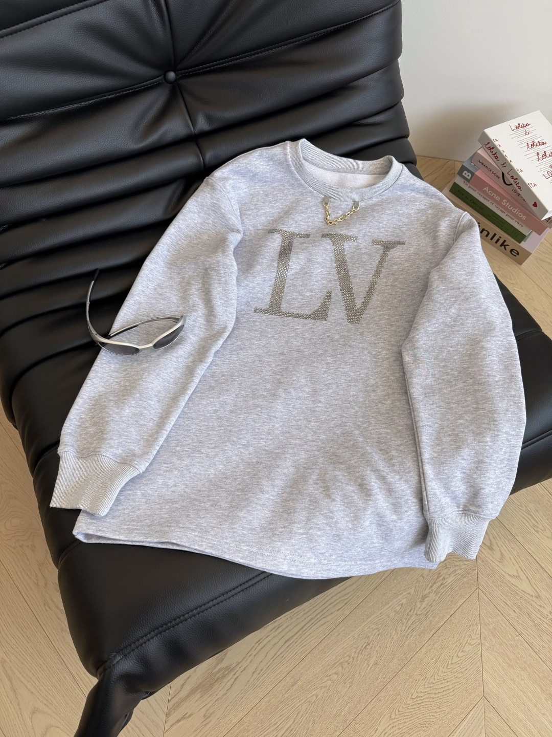 25秋冬新款 字母logo烫钻工艺圆领卫衣 浅花灰色特别百搭 属于耐看的颜色 单穿或者叠穿外套都可以 百