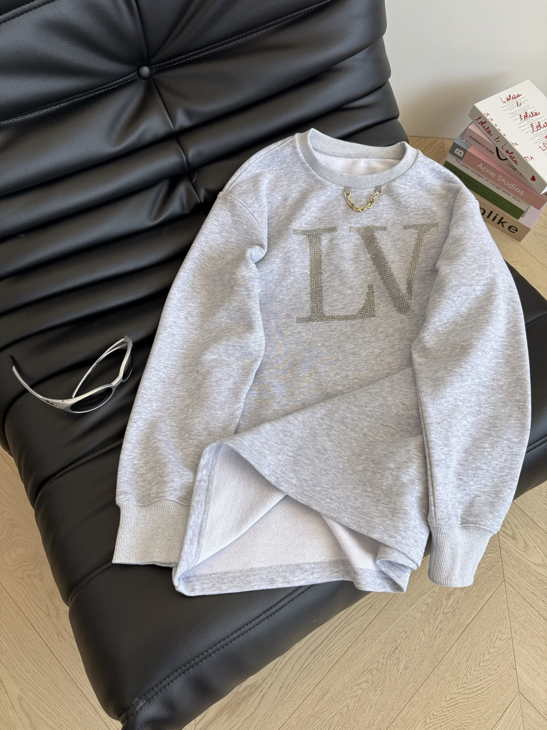 25秋冬新款 字母logo烫钻工艺圆领卫衣 浅花灰色特别百搭 属于耐看的颜色 单穿或者叠穿外套都可以 百