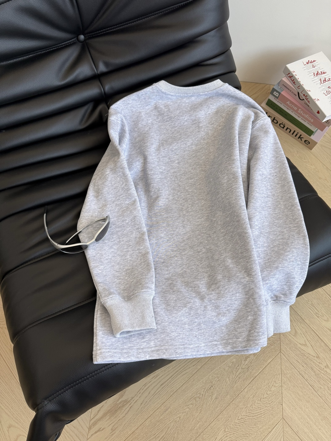 25秋冬新款 字母logo烫钻工艺圆领卫衣 浅花灰色特别百搭 属于耐看的颜色 单穿或者叠穿外套都可以 百