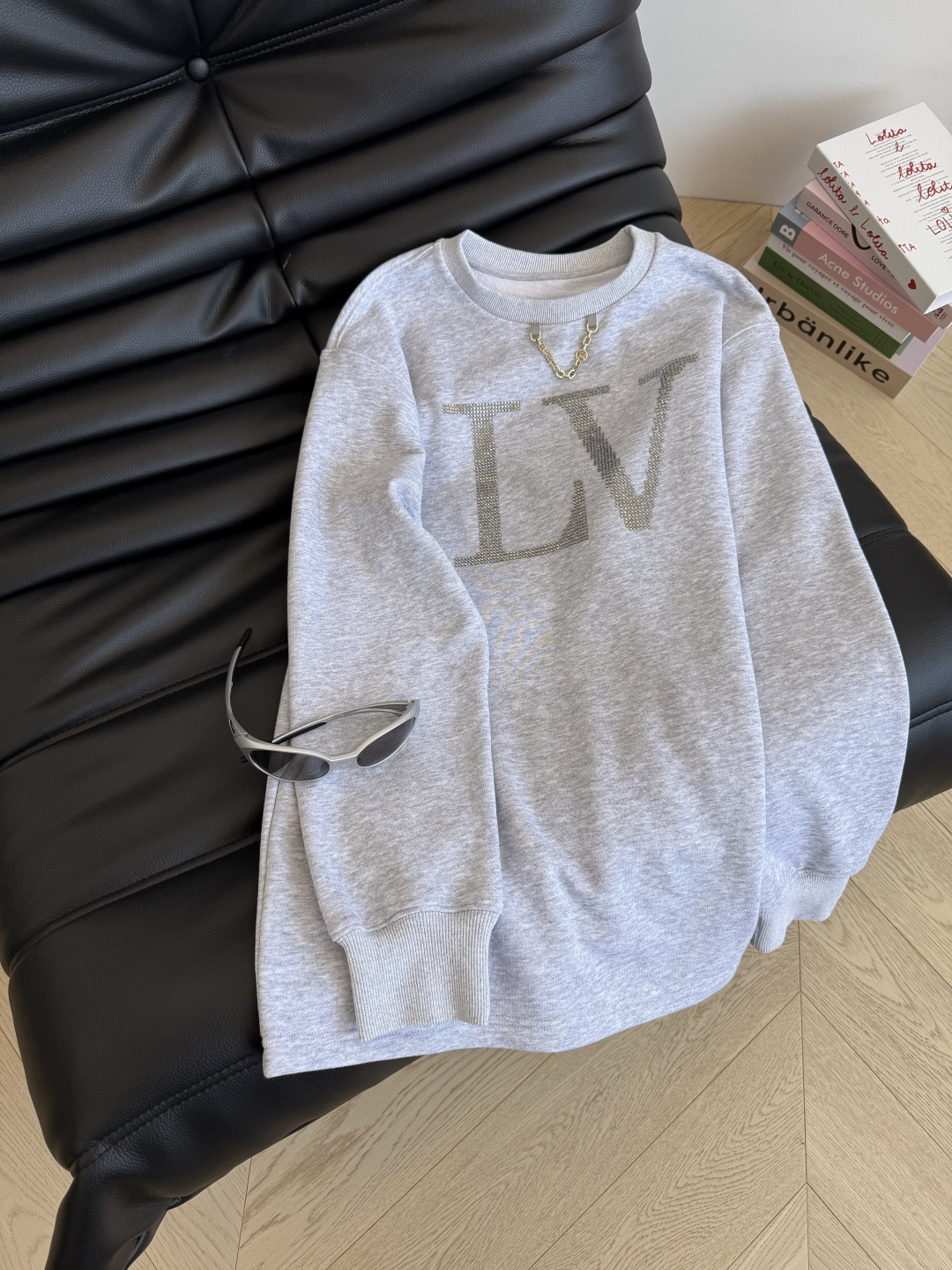 25秋冬新款 字母logo烫钻工艺圆领卫衣 浅花灰色特别百搭 属于耐看的颜色 单穿或者叠穿外套都可以 百