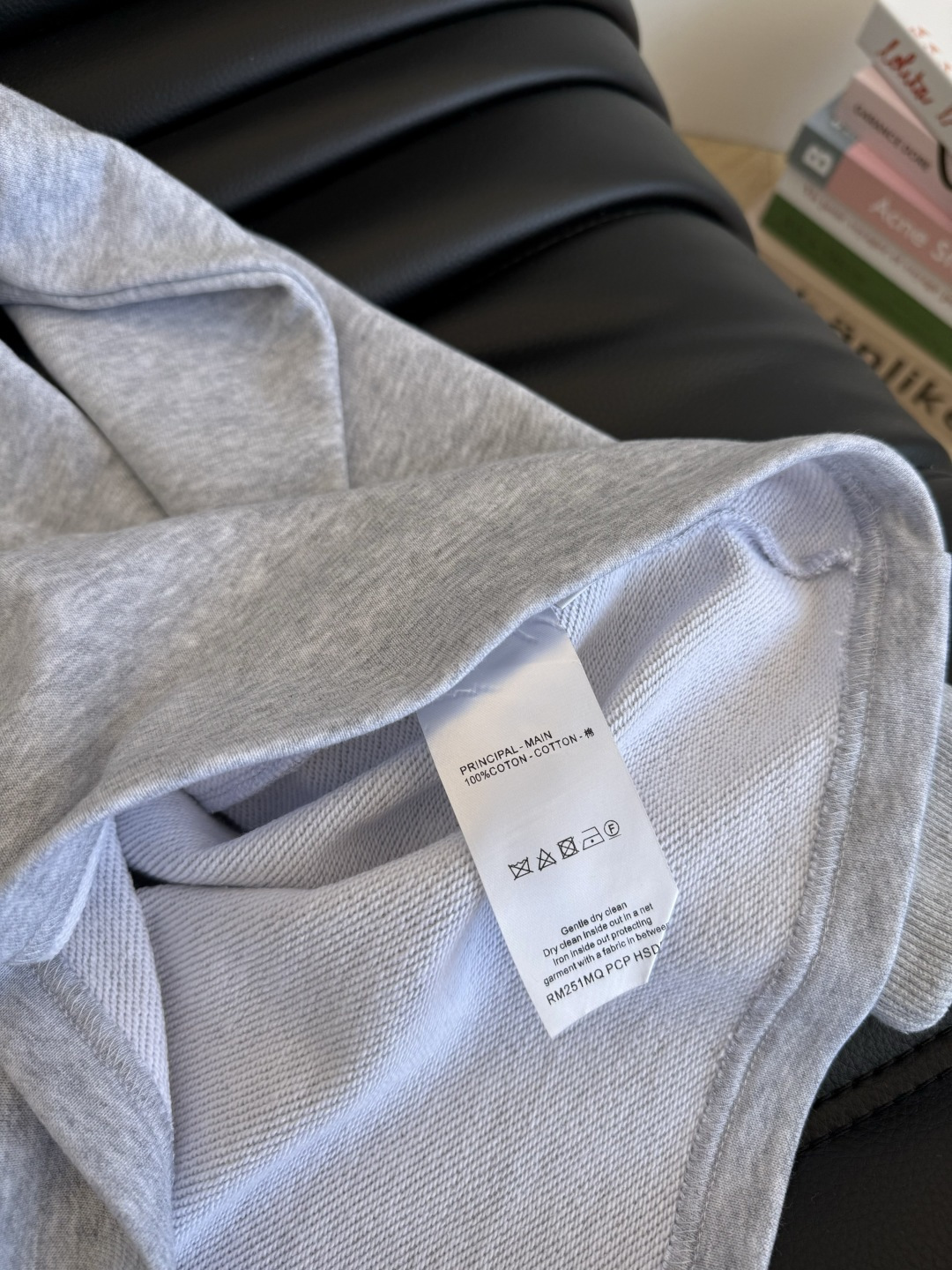 25秋冬新款 字母logo烫钻工艺圆领卫衣 浅花灰色特别百搭 属于耐看的颜色 单穿或者叠穿外套都可以 百