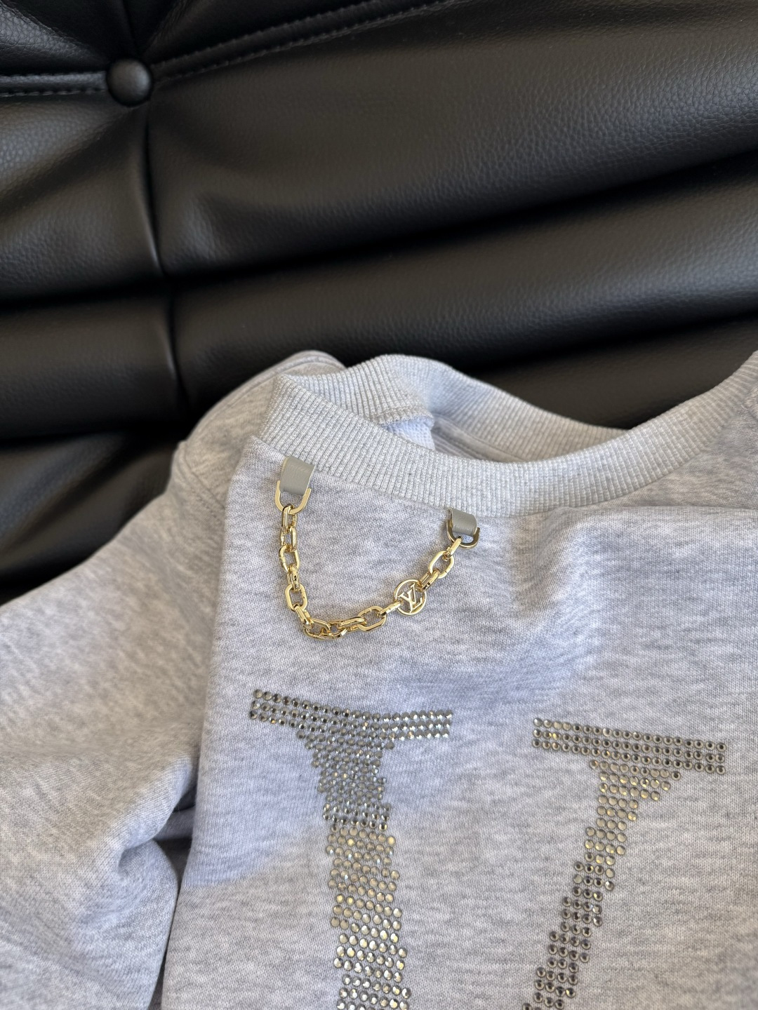 25秋冬新款 字母logo烫钻工艺圆领卫衣 浅花灰色特别百搭 属于耐看的颜色 单穿或者叠穿外套都可以 百