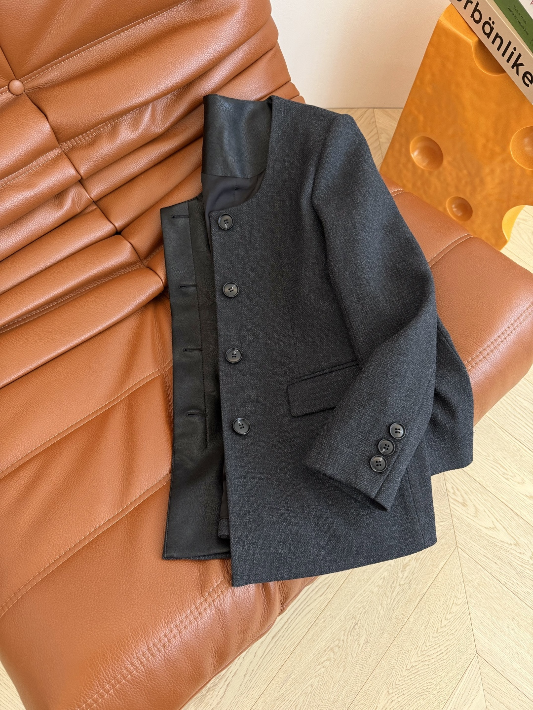 极简老钱风 25秋冬新款 深U领设计高级灰外套 是极简又高级的一件西装外套 版型剪裁很考究 门襟和后领子