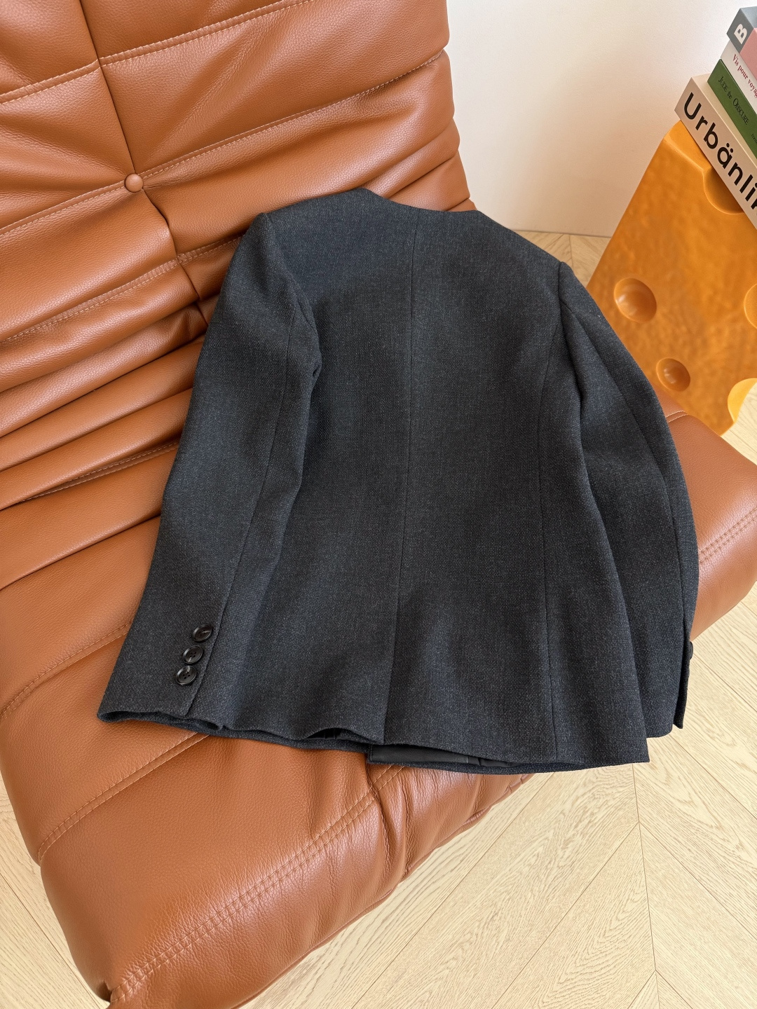 极简老钱风 25秋冬新款 深U领设计高级灰外套 是极简又高级的一件西装外套 版型剪裁很考究 门襟和后领子