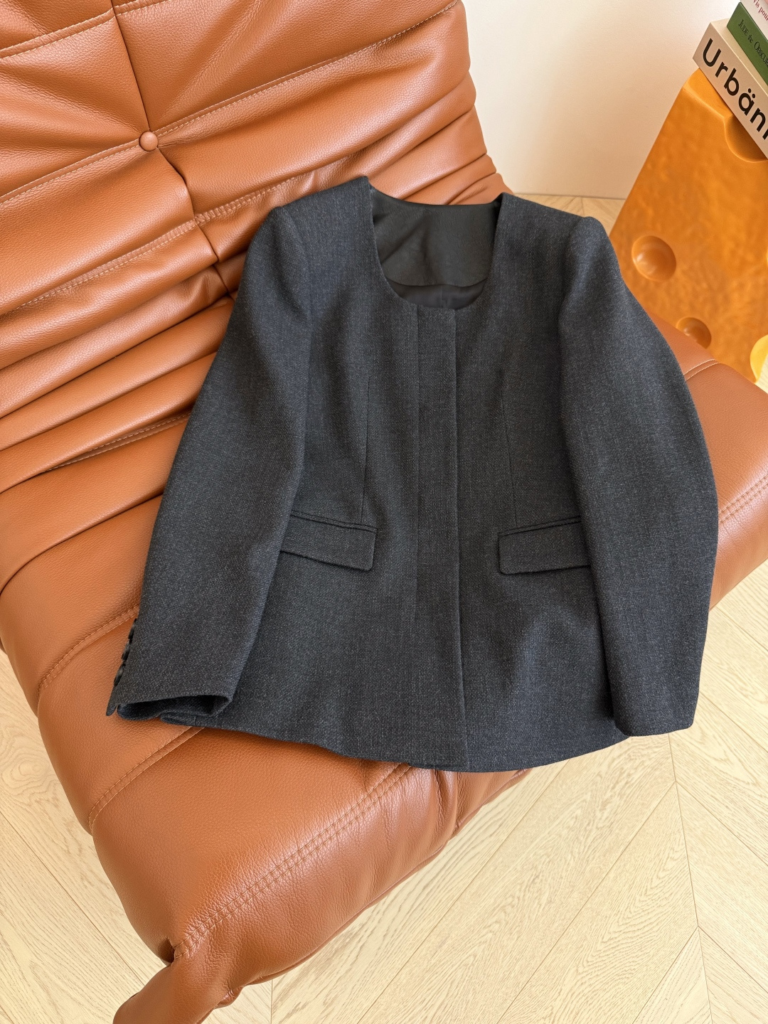 极简老钱风 25秋冬新款 深U领设计高级灰外套 是极简又高级的一件西装外套 版型剪裁很考究 门襟和后领子