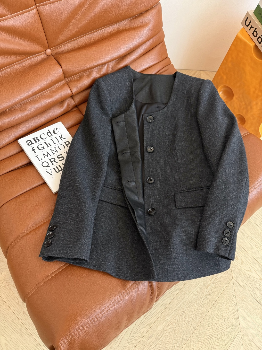 极简老钱风 25秋冬新款 深U领设计高级灰外套 是极简又高级的一件西装外套 版型剪裁很考究 门襟和后领子