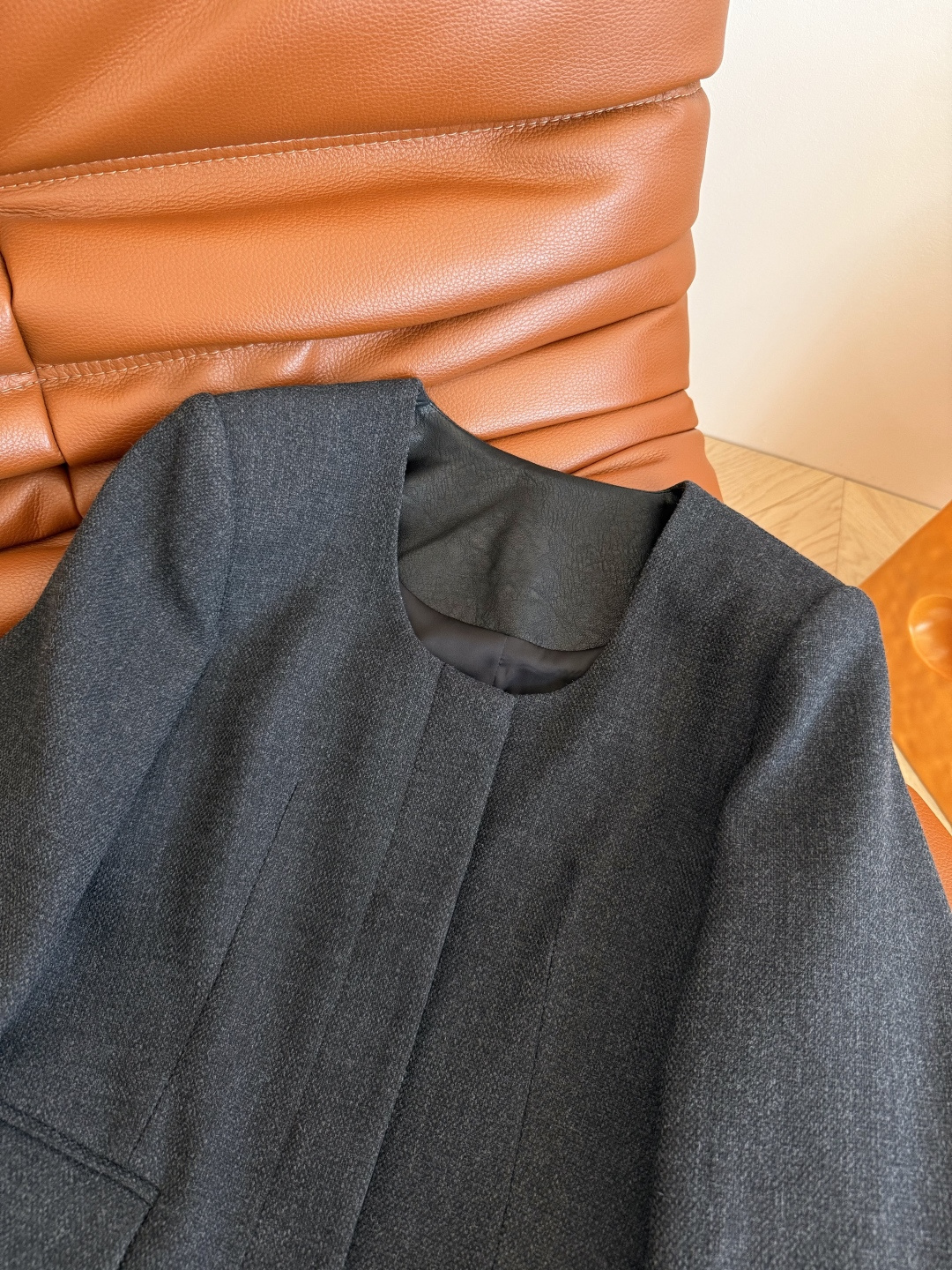 极简老钱风 25秋冬新款 深U领设计高级灰外套 是极简又高级的一件西装外套 版型剪裁很考究 门襟和后领子