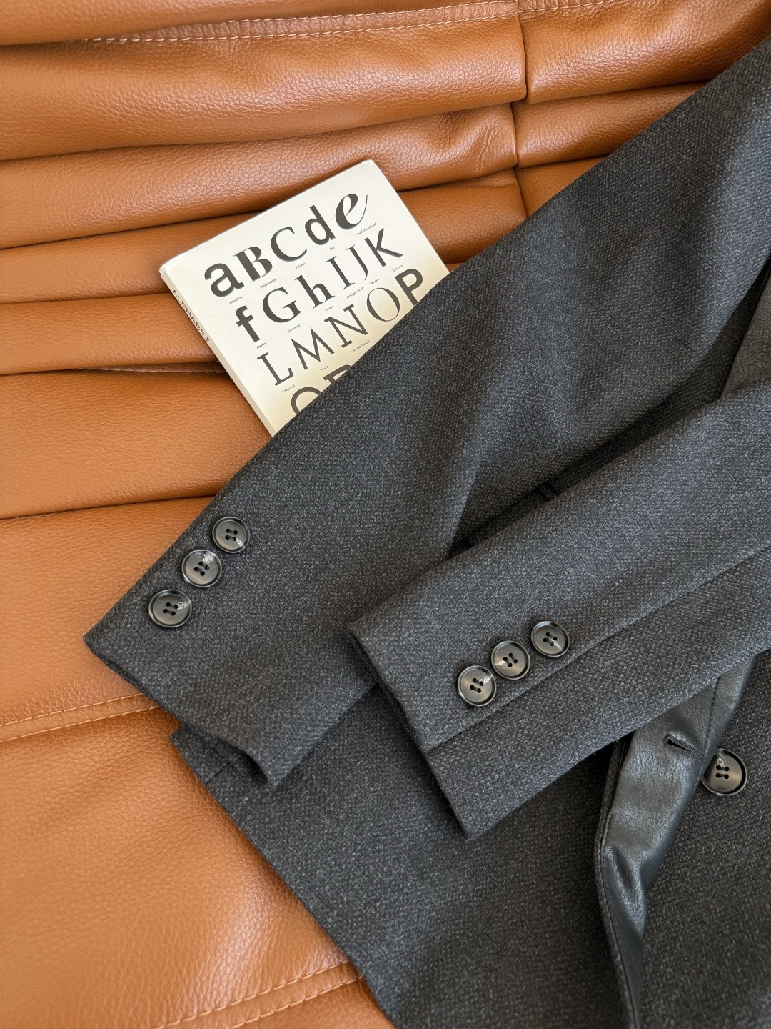 极简老钱风 25秋冬新款 深U领设计高级灰外套 是极简又高级的一件西装外套 版型剪裁很考究 门襟和后领子