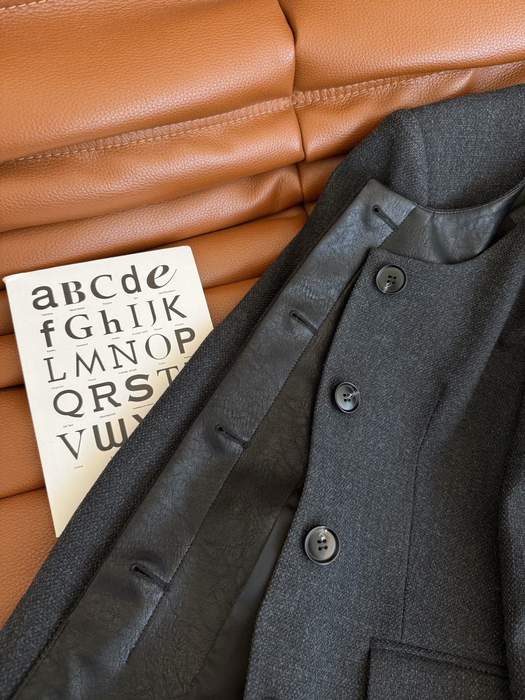 极简老钱风 25秋冬新款 深U领设计高级灰外套 是极简又高级的一件西装外套 版型剪裁很考究 门襟和后领子