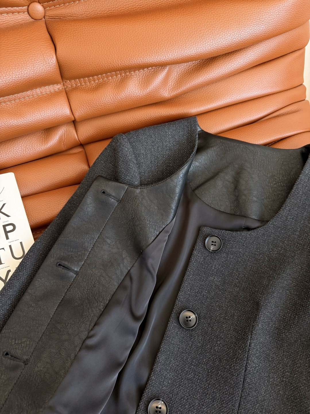 极简老钱风 25秋冬新款 深U领设计高级灰外套 是极简又高级的一件西装外套 版型剪裁很考究 门襟和后领子