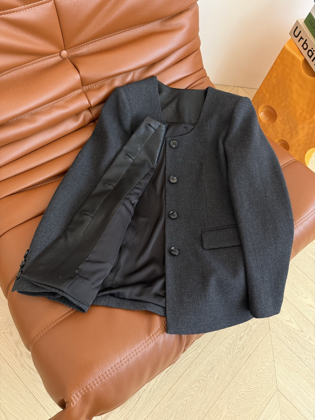 极简老钱风 25秋冬新款 深U领设计高级灰外套 是极简又高级的一件西装外套 版型剪裁很考究 门襟和后领子