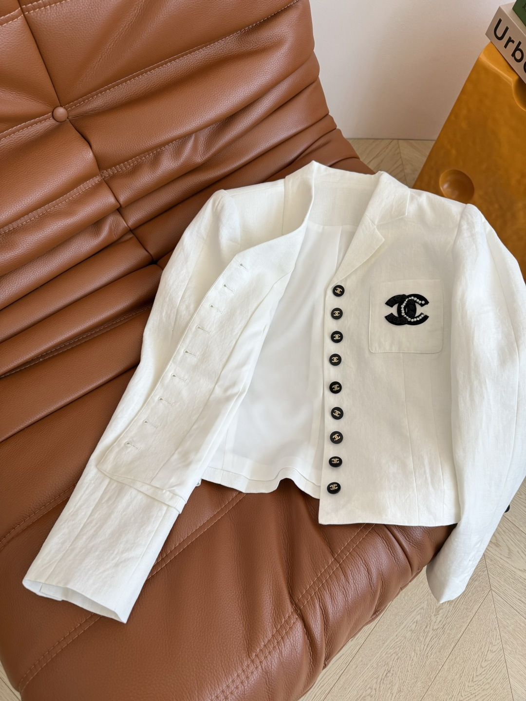 中古风小西装 25FW 复古双C贴花装饰亚麻西装外套 入秋老钱穿搭指南 采用纯亚麻面料 精致西装小翻领设