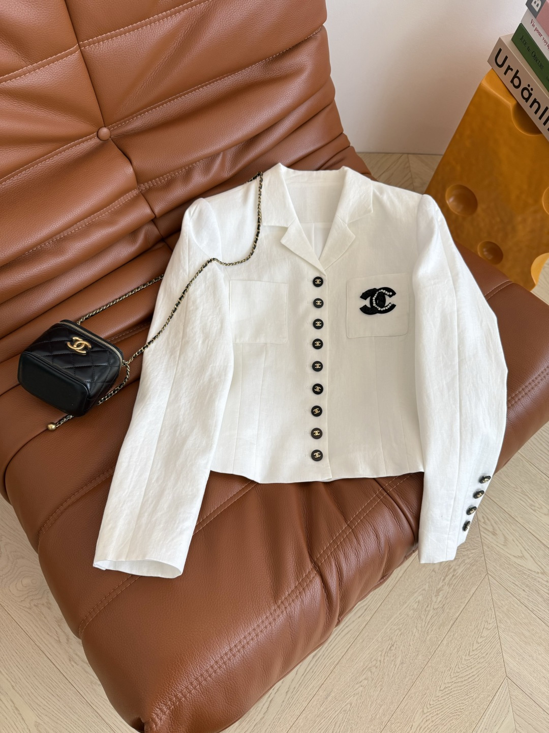 中古风小西装 25FW 复古双C贴花装饰亚麻西装外套 入秋老钱穿搭指南 采用纯亚麻面料 精致西装小翻领设