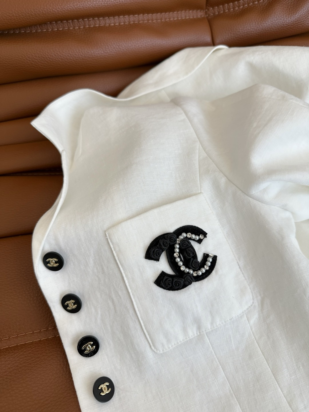 中古风小西装 25FW 复古双C贴花装饰亚麻西装外套 入秋老钱穿搭指南 采用纯亚麻面料 精致西装小翻领设