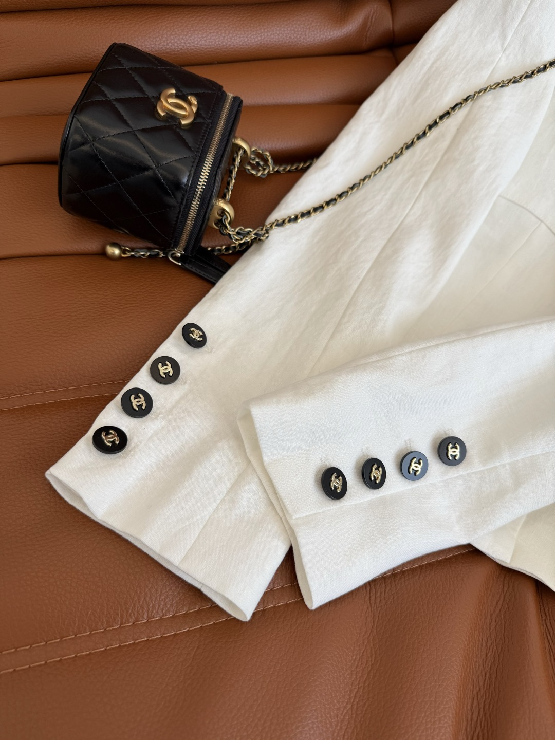 中古风小西装 25FW 复古双C贴花装饰亚麻西装外套 入秋老钱穿搭指南 采用纯亚麻面料 精致西装小翻领设