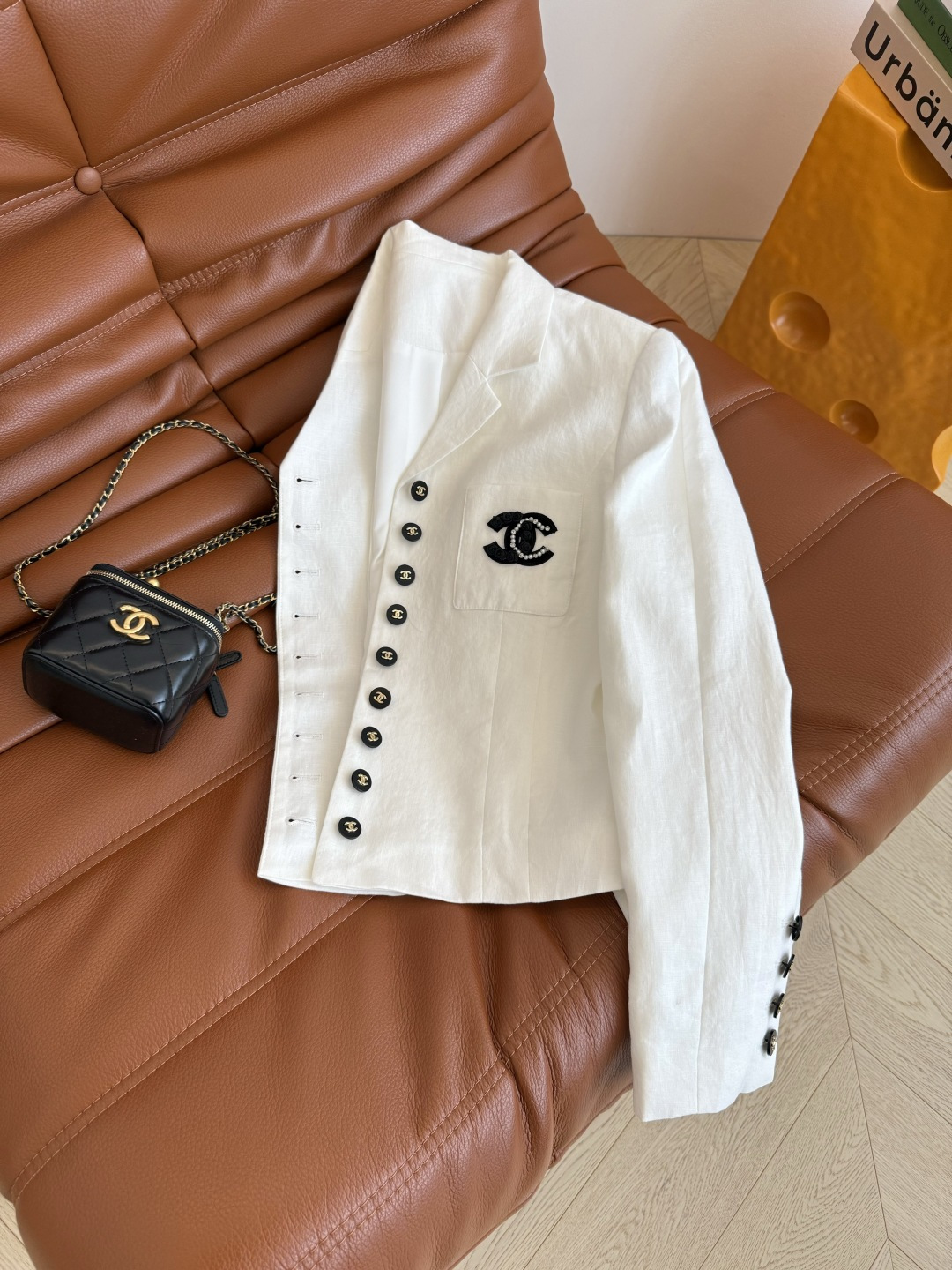 中古风小西装 25FW 复古双C贴花装饰亚麻西装外套 入秋老钱穿搭指南 采用纯亚麻面料 精致西装小翻领设