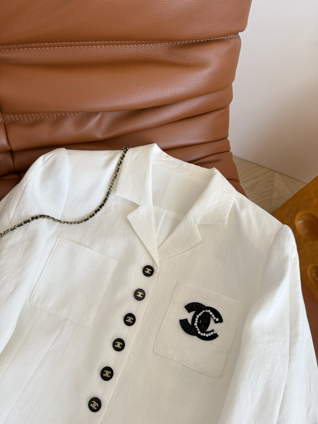 中古风小西装 25FW 复古双C贴花装饰亚麻西装外套 入秋老钱穿搭指南 采用纯亚麻面料 精致西装小翻领设