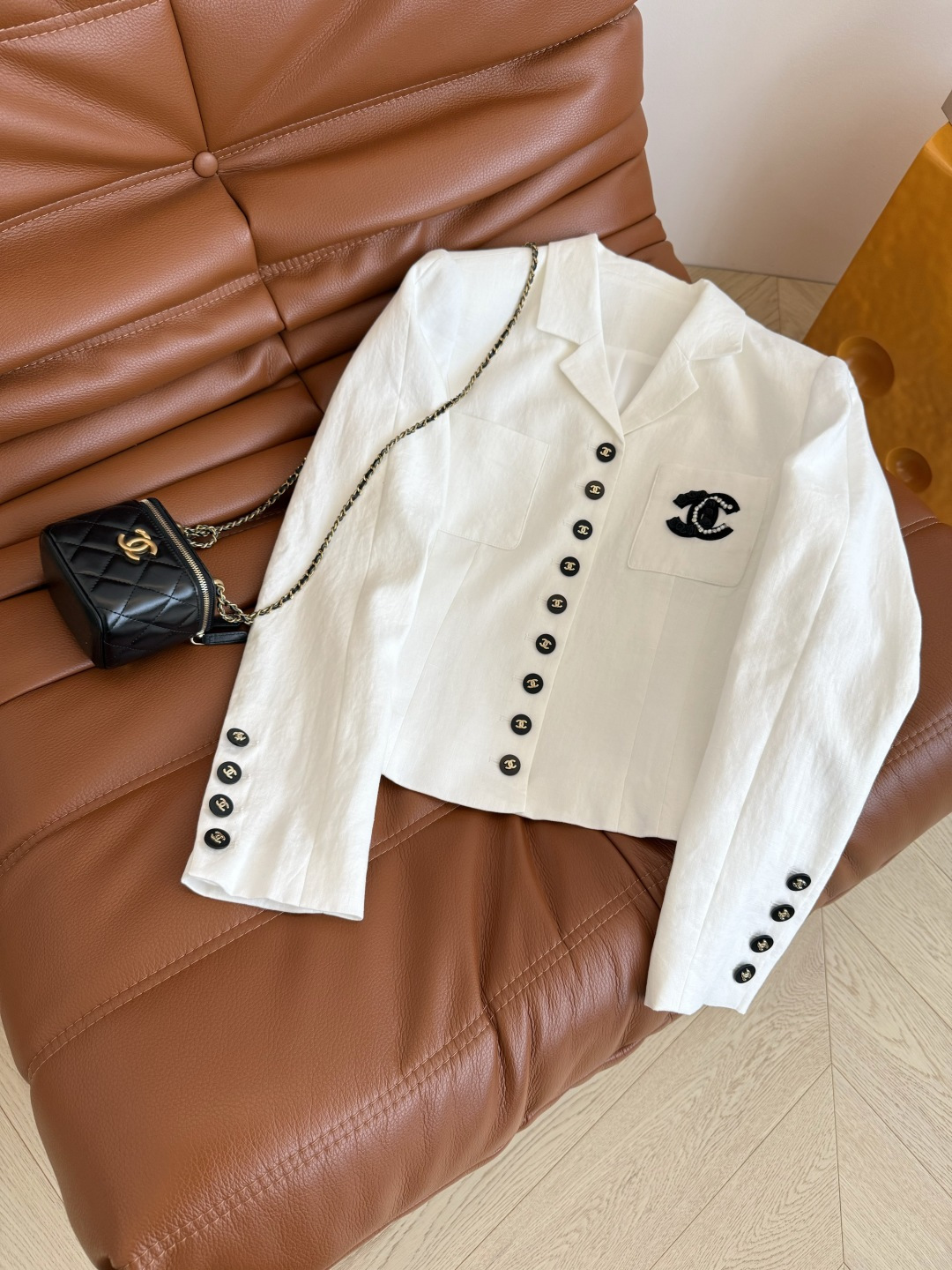中古风小西装 25FW 复古双C贴花装饰亚麻西装外套 入秋老钱穿搭指南 采用纯亚麻面料 精致西装小翻领设