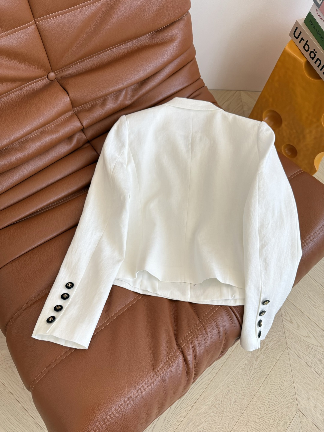 中古风小西装 25FW 复古双C贴花装饰亚麻西装外套 入秋老钱穿搭指南 采用纯亚麻面料 精致西装小翻领设