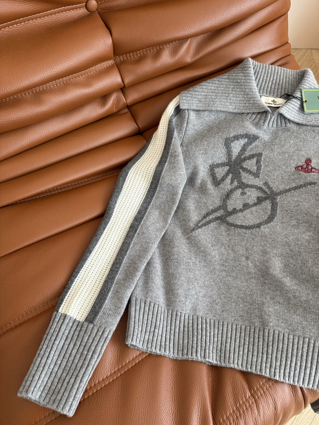 25秋冬 土星刺绣logo翻领毛衣 超级实穿的毛衣 花灰色真的很百搭 不挑肤色 单穿叠穿外套都OK 两个