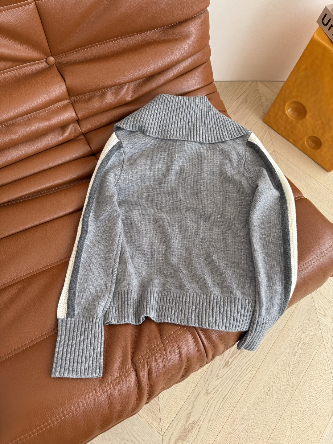 25秋冬 土星刺绣logo翻领毛衣 超级实穿的毛衣 花灰色真的很百搭 不挑肤色 单穿叠穿外套都OK 两个