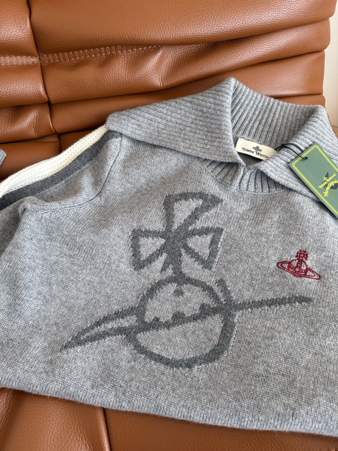 25秋冬 土星刺绣logo翻领毛衣 超级实穿的毛衣 花灰色真的很百搭 不挑肤色 单穿叠穿外套都OK 两个