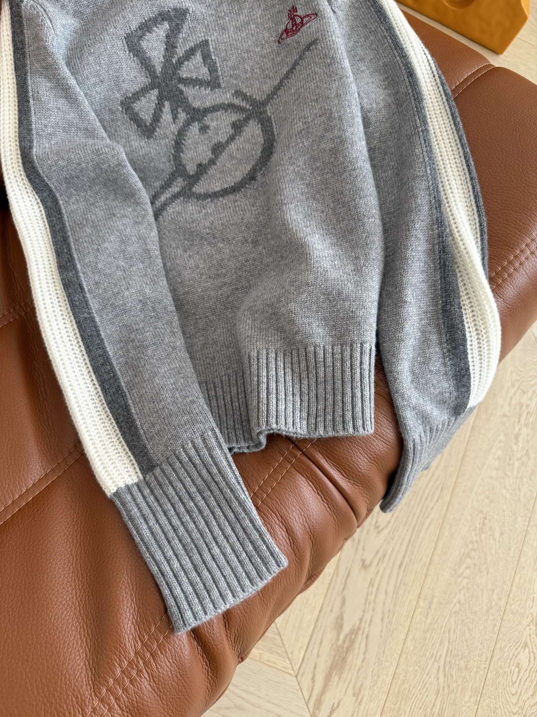 25秋冬 土星刺绣logo翻领毛衣 超级实穿的毛衣 花灰色真的很百搭 不挑肤色 单穿叠穿外套都OK 两个