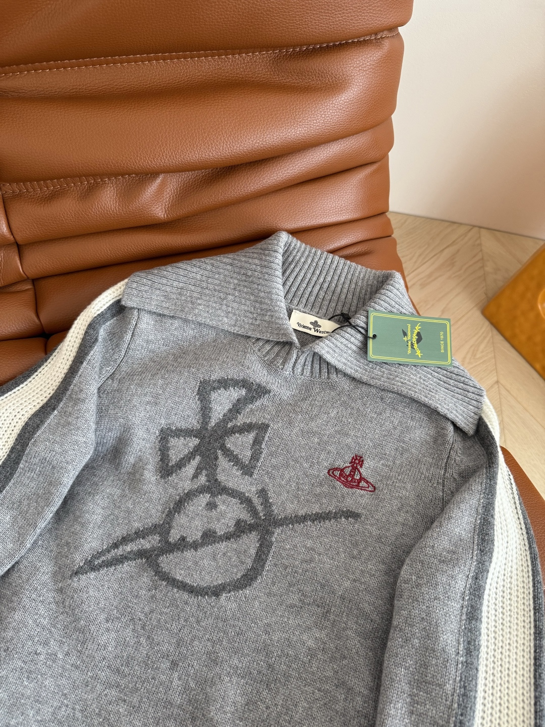 25秋冬 土星刺绣logo翻领毛衣 超级实穿的毛衣 花灰色真的很百搭 不挑肤色 单穿叠穿外套都OK 两个