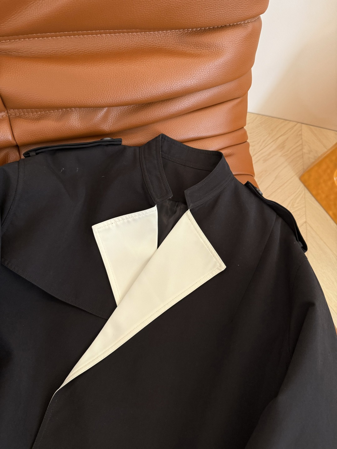 25秋冬 小众设计 撞色领子设计短款风衣外套 下摆加入了系带设计 可以敞开穿也可以收腰穿 时髦穿法随意G