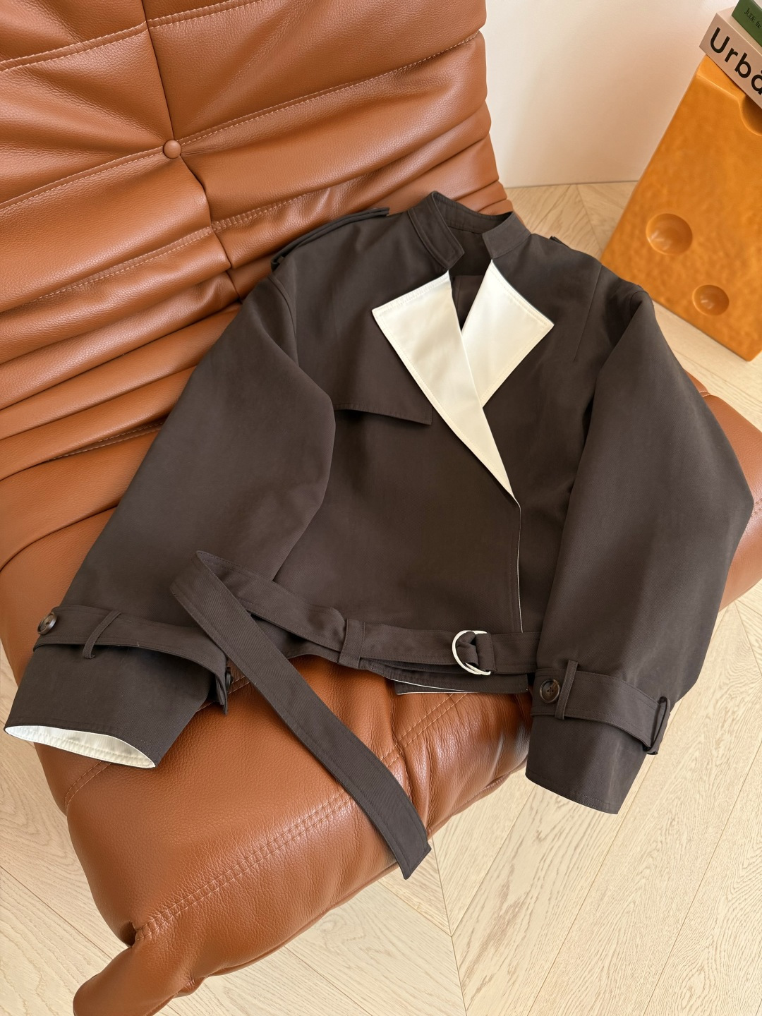 25秋冬 小众设计 撞色领子设计短款风衣外套 下摆加入了系带设计 可以敞开穿也可以收腰穿 时髦穿法随意G