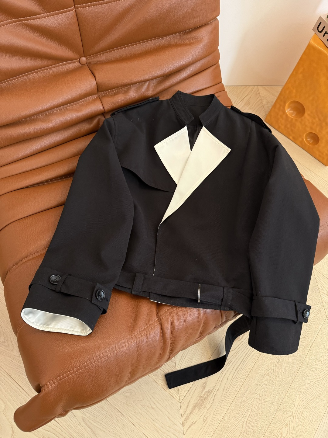 25秋冬 小众设计 撞色领子设计短款风衣外套 下摆加入了系带设计 可以敞开穿也可以收腰穿 时髦穿法随意G