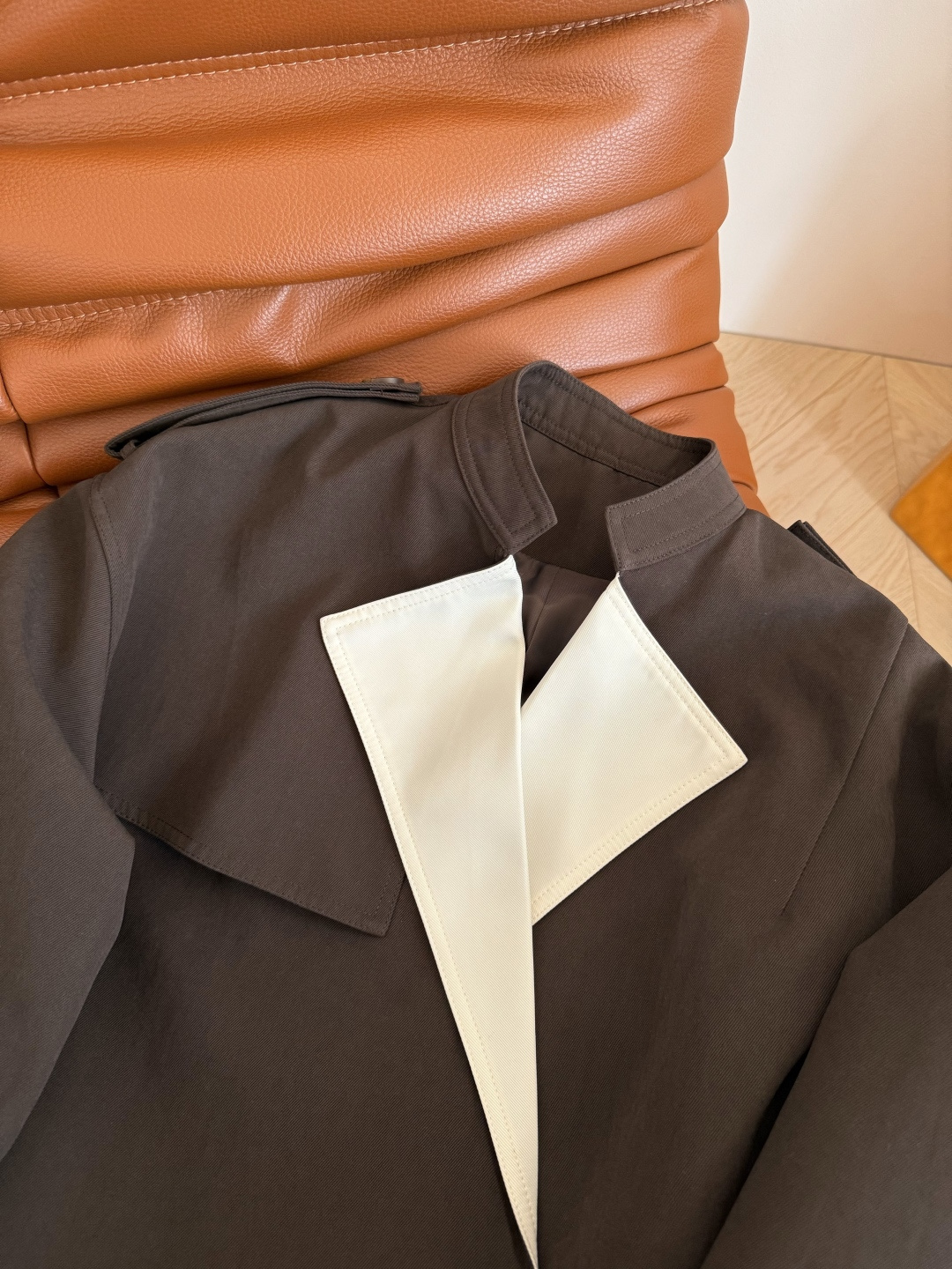 25秋冬 小众设计 撞色领子设计短款风衣外套 下摆加入了系带设计 可以敞开穿也可以收腰穿 时髦穿法随意G