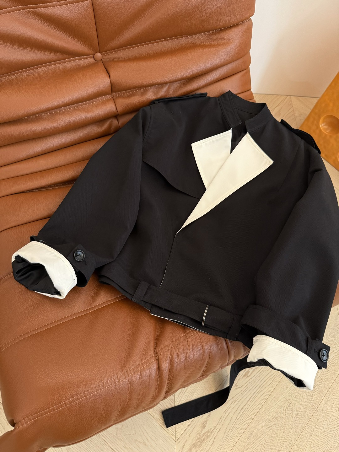 25秋冬 小众设计 撞色领子设计短款风衣外套 下摆加入了系带设计 可以敞开穿也可以收腰穿 时髦穿法随意G