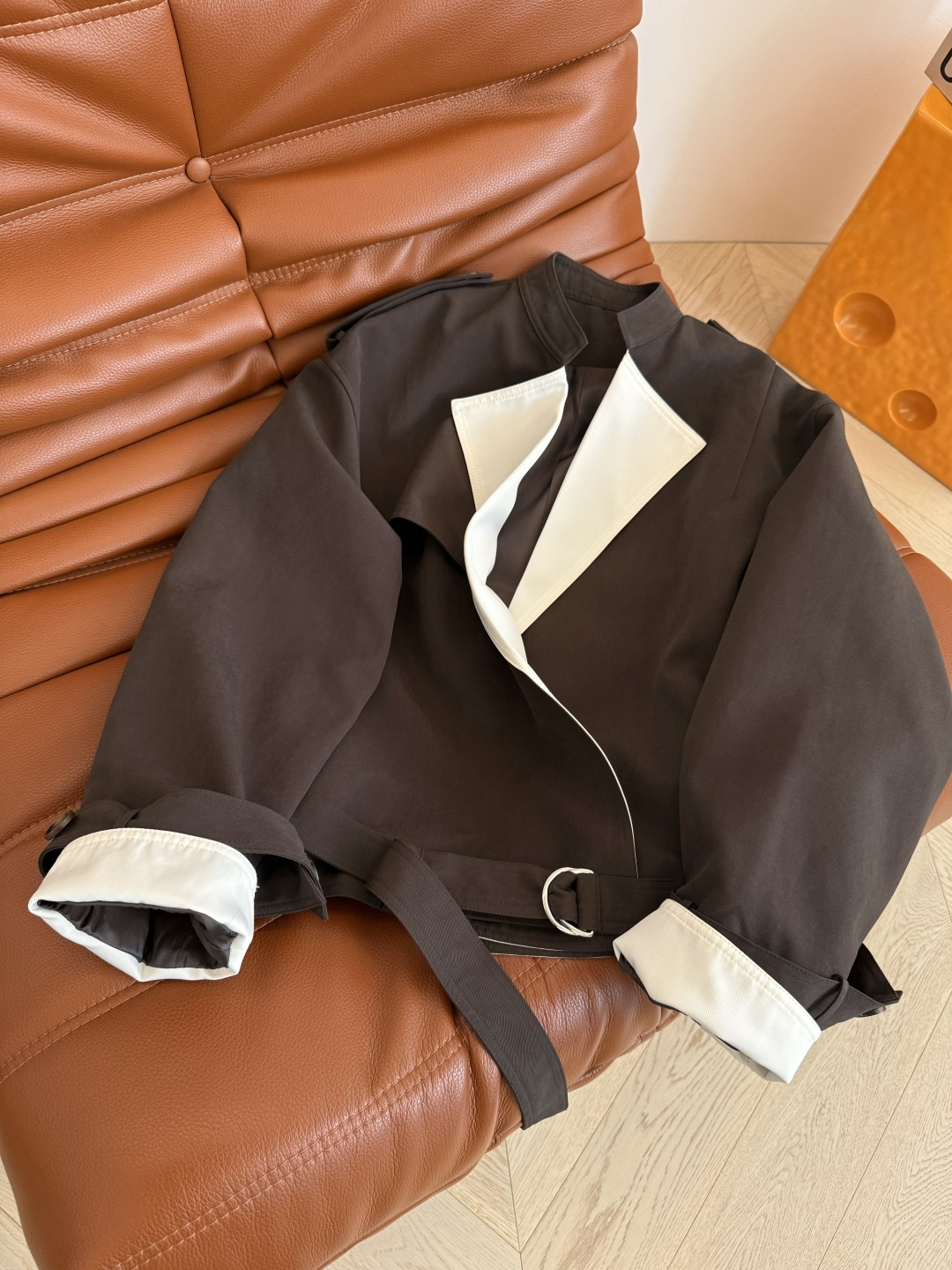 25秋冬 小众设计 撞色领子设计短款风衣外套 下摆加入了系带设计 可以敞开穿也可以收腰穿 时髦穿法随意G