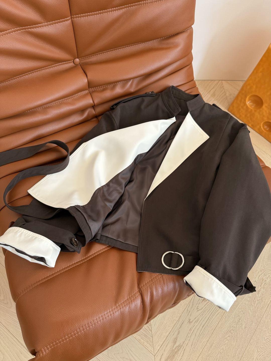 25秋冬 小众设计 撞色领子设计短款风衣外套 下摆加入了系带设计 可以敞开穿也可以收腰穿 时髦穿法随意G