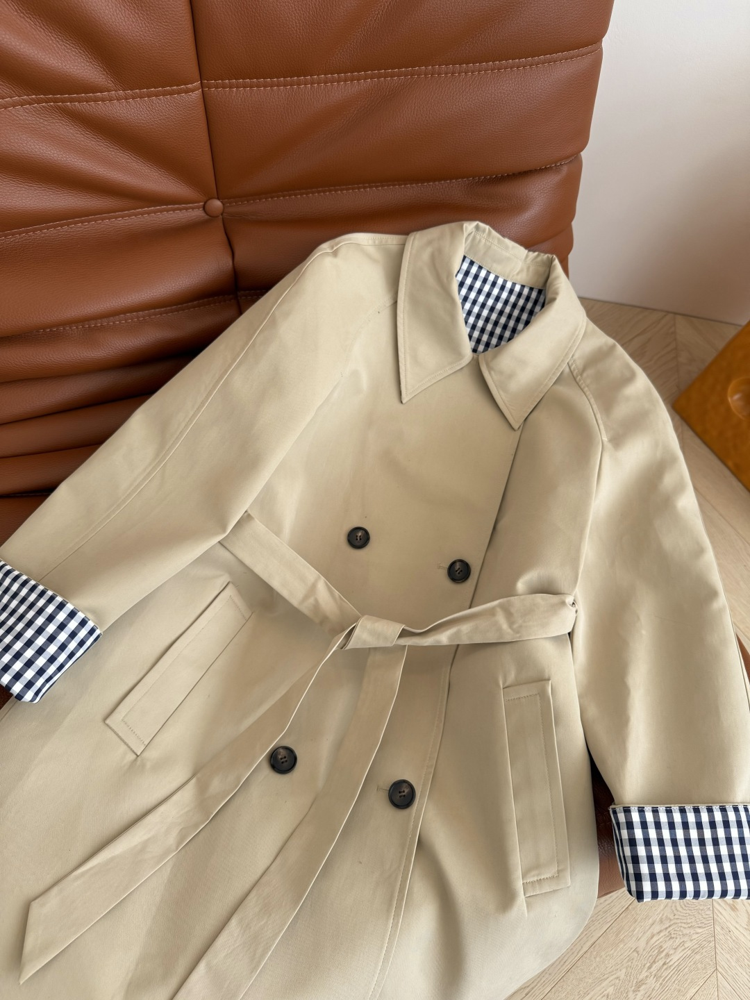 拉风气质感 25秋冬 英伦范撞色格子卷边设计长款风衣 随随便便就能穿出时髦率性感 且无论处于任何场合都能