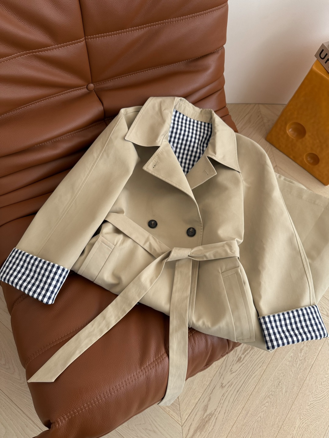 拉风气质感 25秋冬 英伦范撞色格子卷边设计长款风衣 随随便便就能穿出时髦率性感 且无论处于任何场合都能